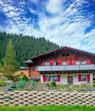 İsviçre Alplerinde rüzgarlar bulutlu bir günde dağlarla çevrili.