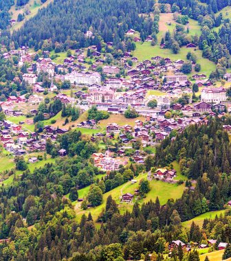 İsviçre Alplerinde rüzgarlar bulutlu bir günde dağlarla çevrili.