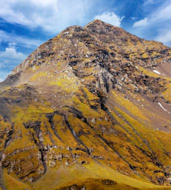 Bulutlu bir günde İsviçre 'de Avrupa Alpleri.