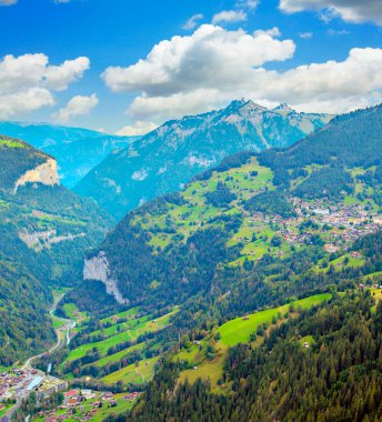 İsviçre Alplerinde rüzgarlar bulutlu bir günde dağlarla çevrili.