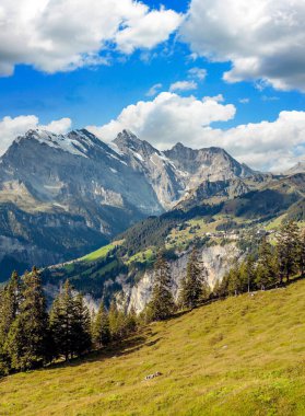 Bulutlu bir günde İsviçre 'de Avrupa Alpleri.