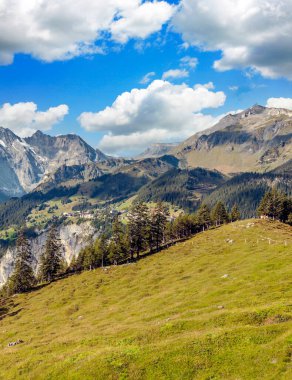 Bulutlu bir günde İsviçre 'de Avrupa Alpleri.