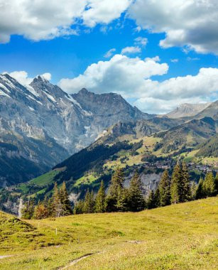 Bulutlu bir günde İsviçre 'de Avrupa Alpleri.