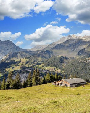 İsviçre Alplerinde rüzgarlar bulutlu bir günde dağlarla çevrili.