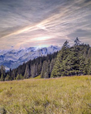 Bulutlu bir günde İsviçre 'de Avrupa Alpleri.
