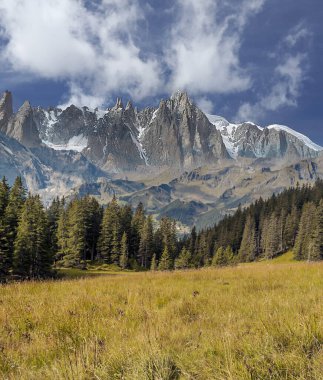 Bulutlu bir günde İsviçre 'de Avrupa Alpleri.