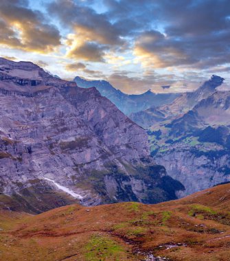 Bulutlu bir günde İsviçre 'de Avrupa Alpleri.
