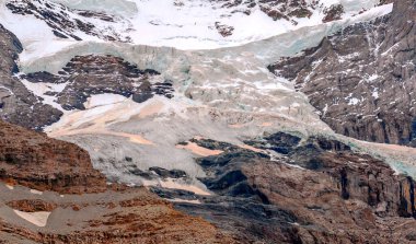Bulutlu bir günde İsviçre 'de Avrupa Alpleri.