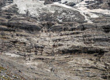 Bulutlu bir günde İsviçre 'de Avrupa Alpleri.