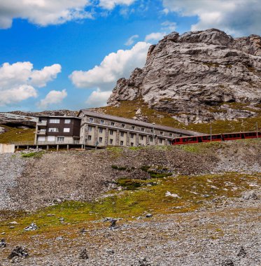 İsviçre Alplerinde rüzgarlar bulutlu bir günde dağlarla çevrili.