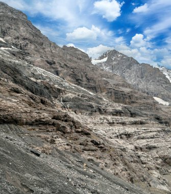 Bulutlu bir günde İsviçre 'de Avrupa Alpleri.