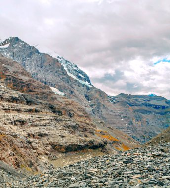 Bulutlu bir günde İsviçre 'de Avrupa Alpleri.