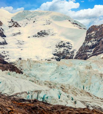 Bulutlu bir günde İsviçre 'de Avrupa Alpleri.