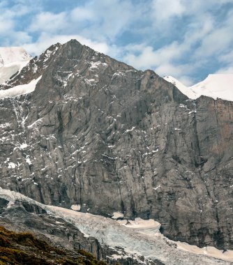 Bulutlu bir günde İsviçre 'de Avrupa Alpleri.