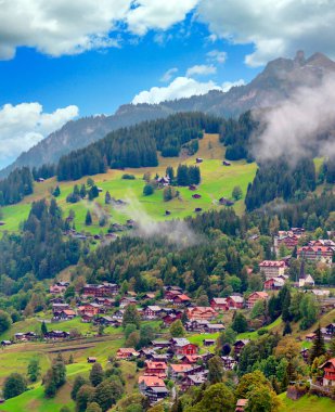 İsviçre Alplerinde rüzgarlar bulutlu bir günde dağlarla çevrili.