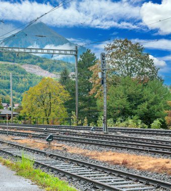 İsviçre 'nin Lauterbrunnen kentindeki tren istasyonu bulutlu bir günde