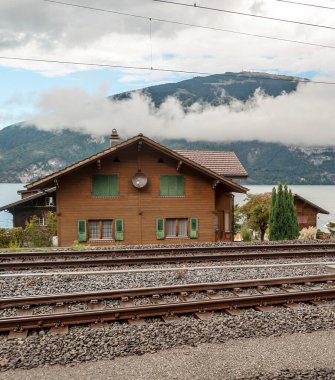 İsviçre Alplerinde rüzgarlar bulutlu bir günde dağlarla çevrili.