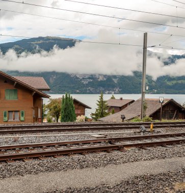 İsviçre Alplerinde rüzgarlar bulutlu bir günde dağlarla çevrili.