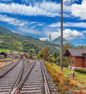 İsviçre Alplerinde rüzgarlar bulutlu bir günde dağlarla çevrili.