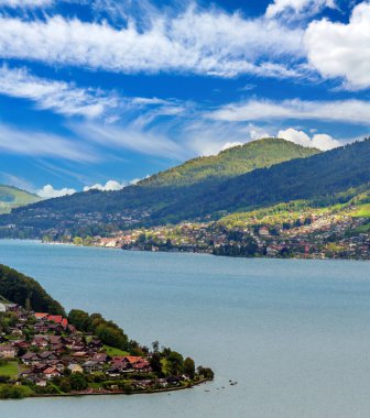 İsviçre Alplerinde rüzgarlar bulutlu bir günde dağlarla çevrili.