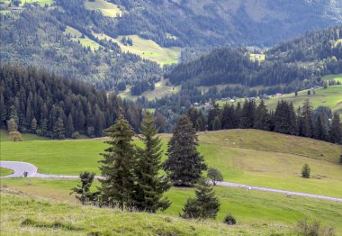 Bulutlu bir günde İsviçre 'de Avrupa Alpleri.