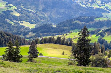 Bulutlu bir günde İsviçre 'de Avrupa Alpleri.