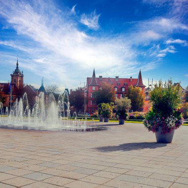 Fransa 'nın kuzeyindeki Alsace' de Colmar caddesinde güneşli bir günde
