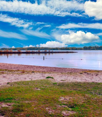 Bulutlu bir günde Hollanda 'da su kanalı