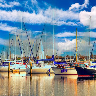  Bulutlu bir günde Atlantik Okyanusu 'na demirlemiş tekneleri olan rıhtım..