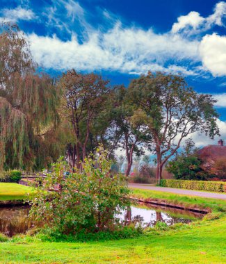 Bulutlu bir günde Hollanda 'da su kanalı