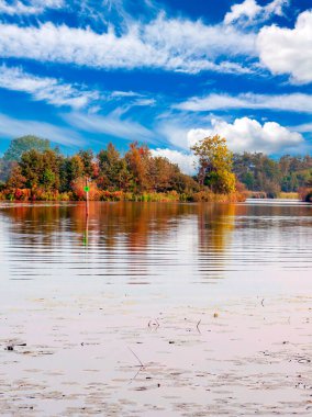 Bulutlu bir günde Hollanda 'da su kanalı