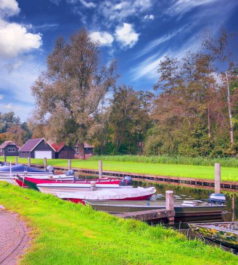 Bulutlu bir günde Hollanda 'da su kanalı