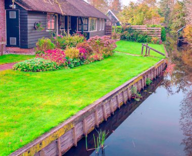 Bulutlu bir günde Hollanda 'da su kanalı