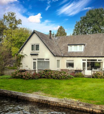 Bulutlu bir günde Hollanda 'da su kanalı