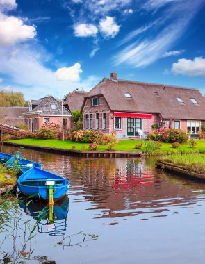 Bulutlu bir günde Hollanda 'da su kanalı