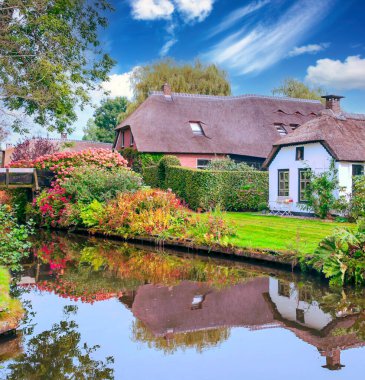 Bulutlu bir günde Hollanda 'da su kanalı