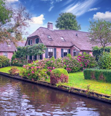 Bulutlu bir günde Hollanda 'da su kanalı