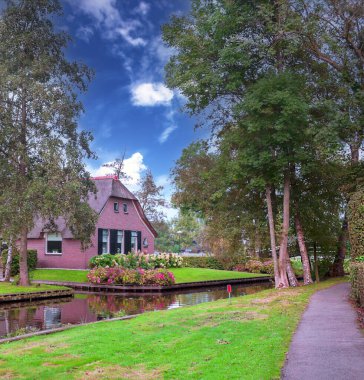 Bulutlu bir günde Hollanda 'da su kanalı