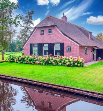 Bulutlu bir günde Hollanda 'da su kanalı