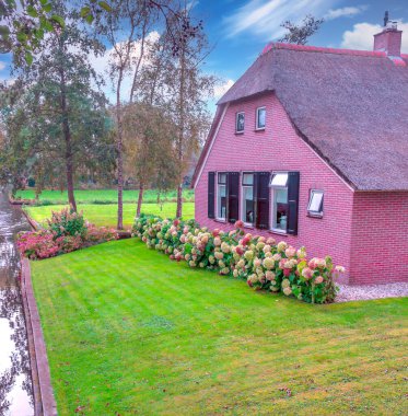 Bulutlu bir günde Hollanda 'da su kanalı