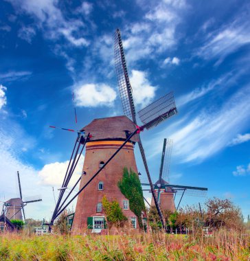 Hollanda, Kinderdijk 'te Mills Bulutlu bir günde