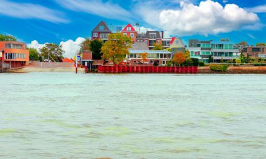 Bulutlu bir günde Hollanda 'da su kanalı