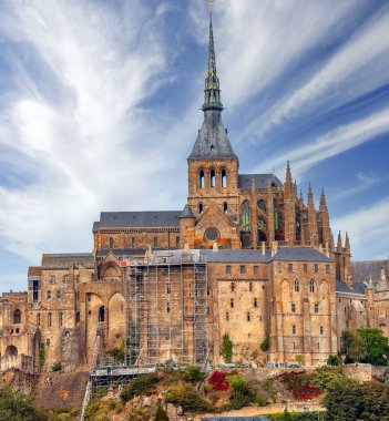 Bulutlu bir günde Fransız Britanyasında Aziz Michael Dağı