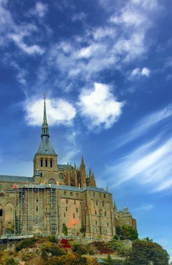 Bulutlu bir günde Fransız Britanyasında Aziz Michael Dağı