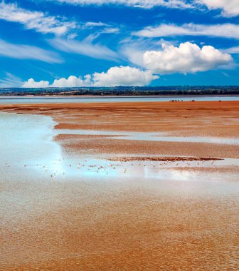 Bulutlu bir günde Normandiya kıyısı