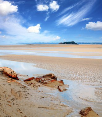 Bulutlu bir günde Normandiya kıyısı
