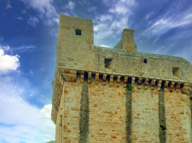 Bulutlu bir günde Fransız Britanyasında Aziz Michael Dağı