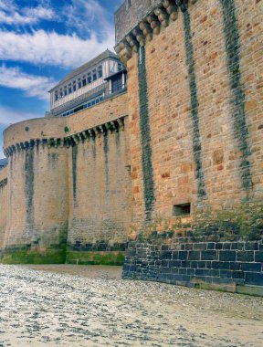 Bulutlu bir günde Fransız Britanyasında Aziz Michael Dağı