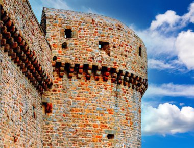 Bulutlu bir günde Fransız Britanyasında Aziz Michael Dağı