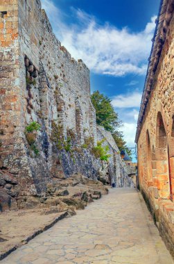 Bulutlu bir günde Fransız Britanyasında Aziz Michael Dağı